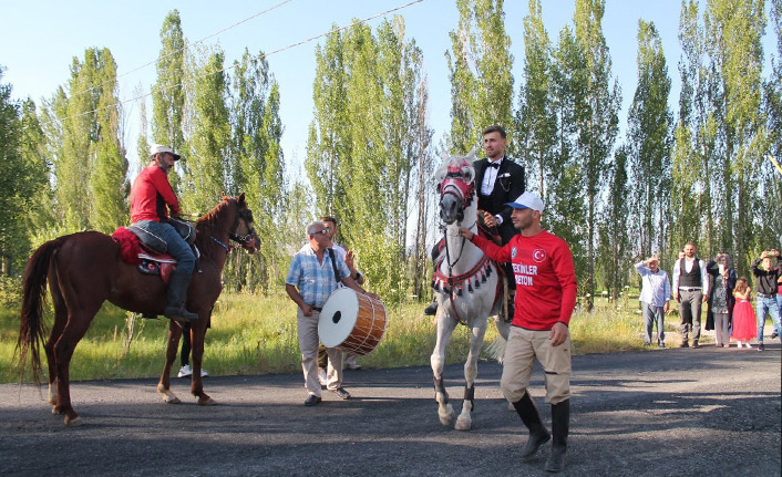 Bu sefer ata gelin değil damat bindi