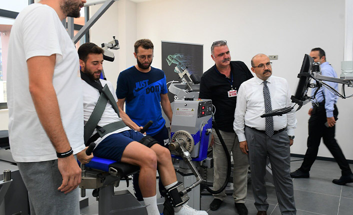Vali Ustaoğlu'ndan Sporda Performans Ölçüm ve Yetenek Merkezine ziyaret