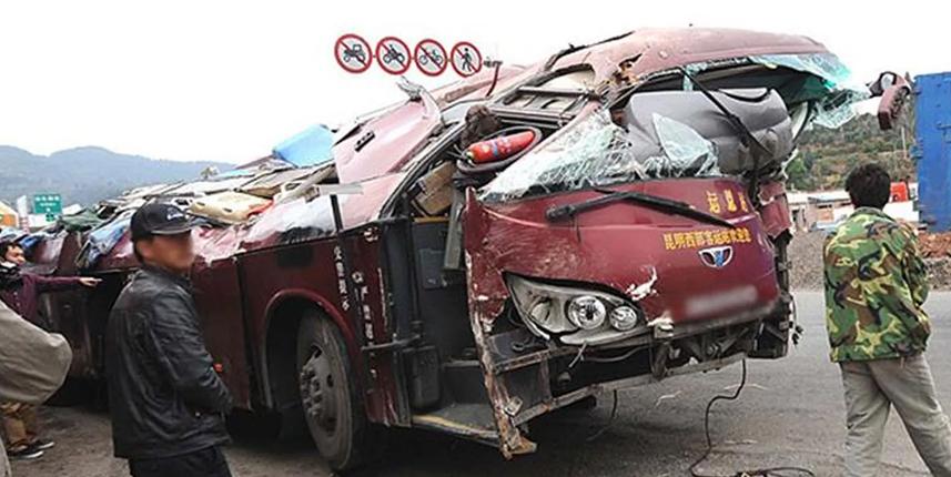 Çin'de otobüs devrildi! 27 ölü, 20 yaralı
