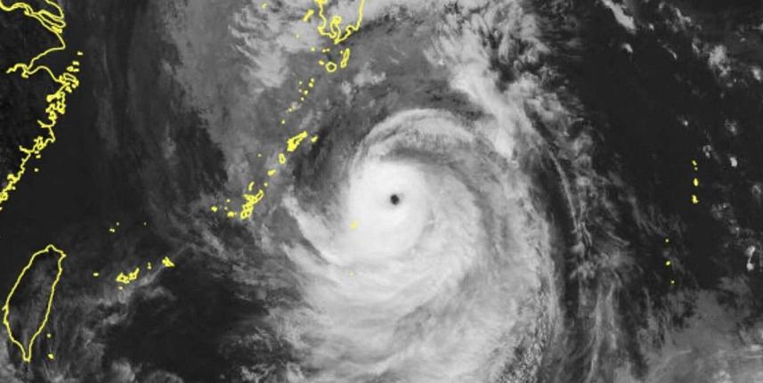 Nanmadol Tayfunu Japonya' da etkisini sürdürüyor