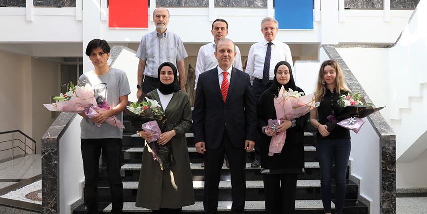 KTÜ Rektörü, öğrencileri makamında misafir etti 