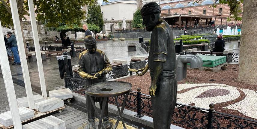 Eminönü'nde simitçi heykeli' ndeki simitleri çaldılar