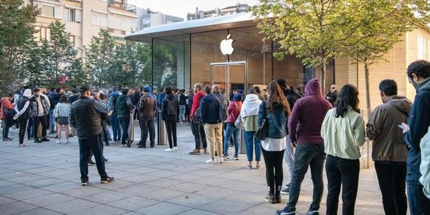 57 bin TL’lik yeni İPhone için kuyruğa girdiler