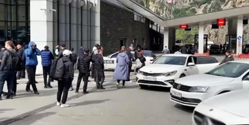 Savaşmak istemeyen Ruslar, sınırda 14 kilometrelik kuyruk oluşturdu