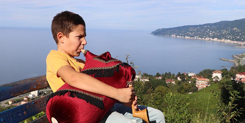 Rizeli öğrenci tulum çalarak okul harçlığını çıkarıyor