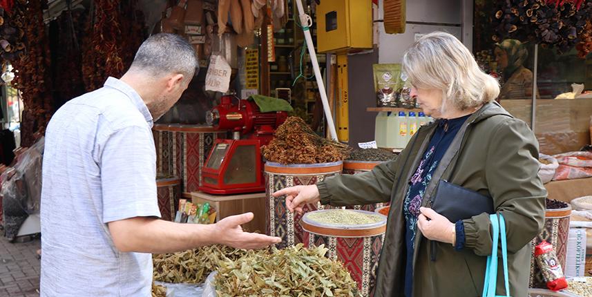 Havalar soğudu, vatandaş soluğu aktarda aldı