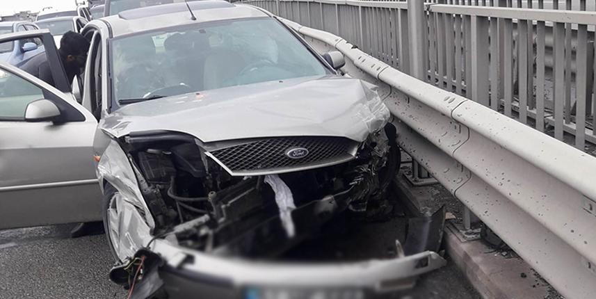 Samsun’da otomobil viyadükte bariyere çarptı: 2 yaralı