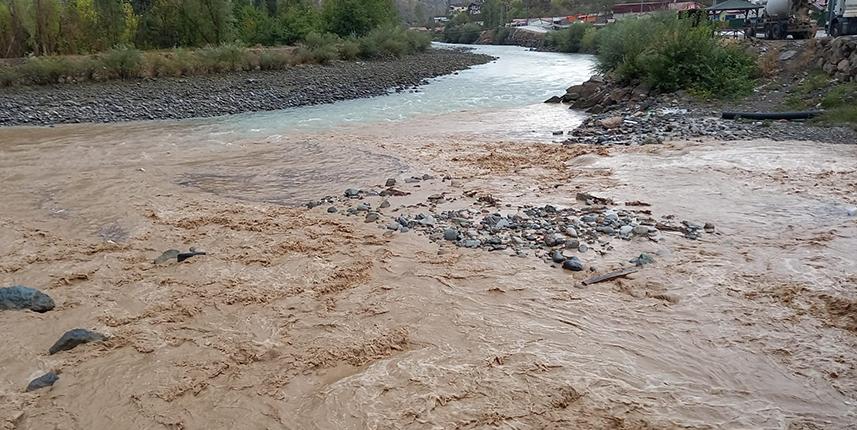 Artvin'de dereler taştı, yollar çamurla kaplandı