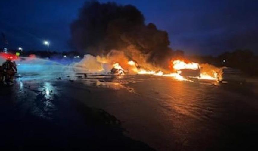 Küçük uçak araç galerisine düştü: 2 ölü