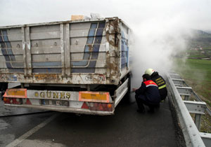 Seyir halindeki TIR alev aldı