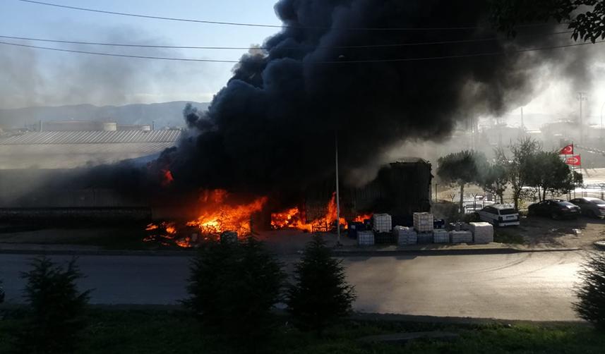 Kocaeli'de plastik imalathanesinde yangın!