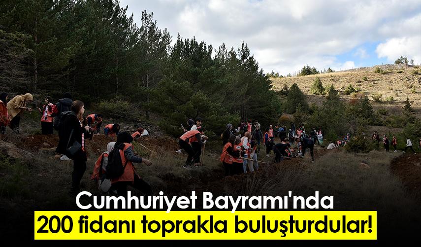 Cumhuriyet Bayramı'nda 200 fidanı toprakla buluşturdular!
