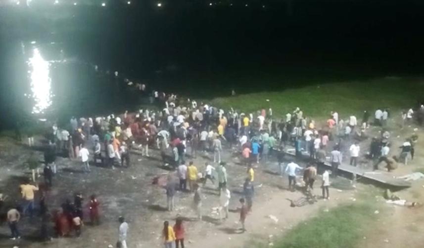 Hindistan'da köprü çöktü! Yüzlerce kişi nehre düştü, en az 32 kişi öldü