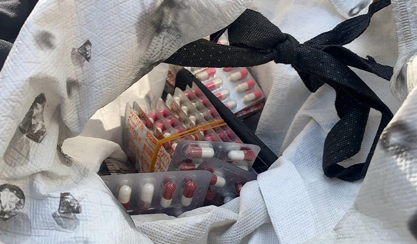 Samsun'da polise direnen 3 şüphelinin aracından 364 adet uyuşturucu hap çıktı