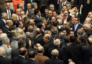 Mecliste yine gerginlik