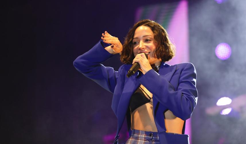 Zeynep Bastık konserini yarıda kesti! Yüzüne şişe fırlattılar