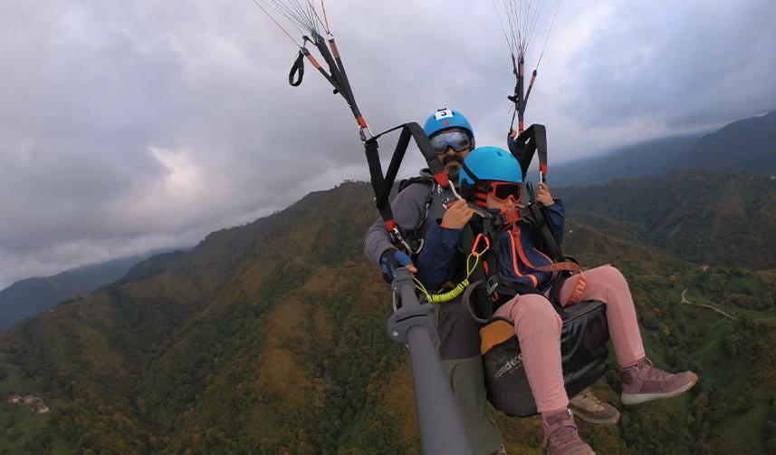Artvin'de küçük kız yamaç paraşütü ile uçuş heyecanı yaşadı