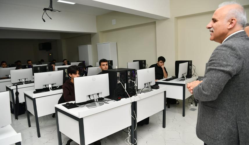 Başkan Zorluoğlu'ndan Çarşıbaşı'nda öğrencilere Trabzonspor maçı sözü