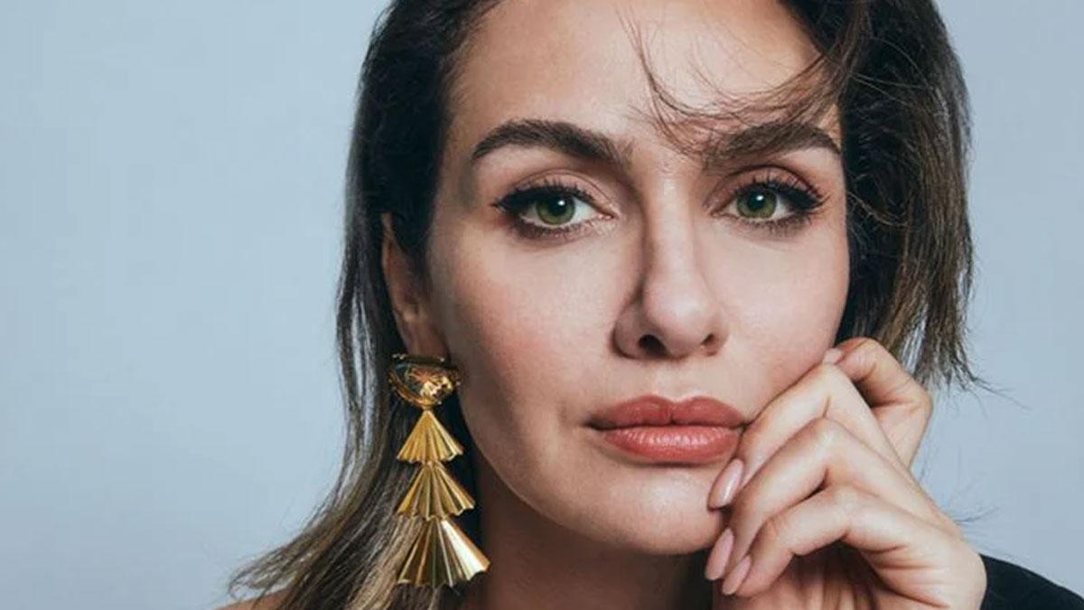 Birce Akalay ailesini paylaştı! Güzelliğiyle kızını solladı