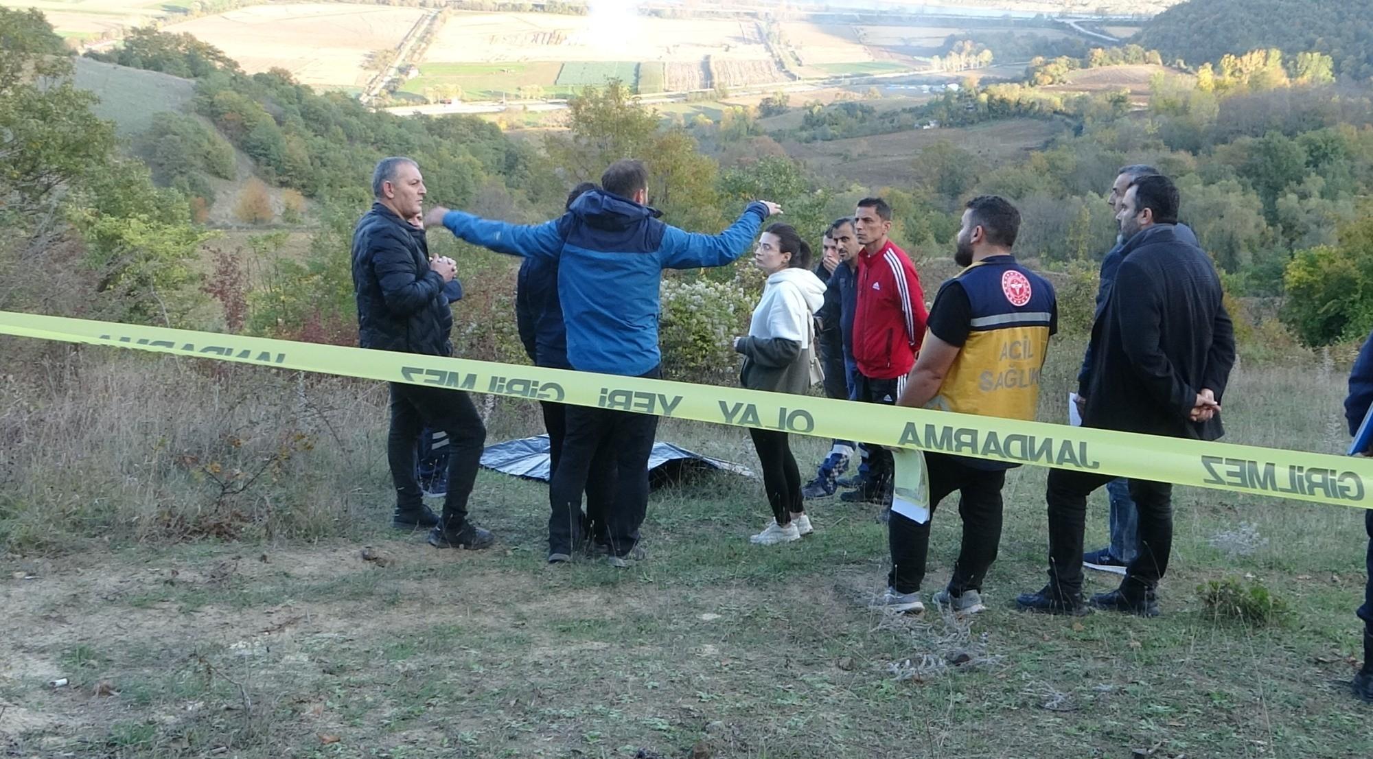  Paraşütte asılı kalan asistan düşerek öldü