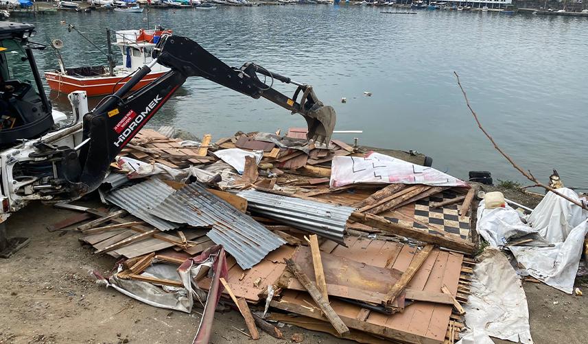 Rize'de ruhsatsız yapılar yıkılıyor