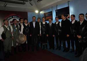 Bakan Özak horon oynadı