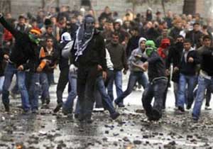 Polise taş atan çocuklara 7 yıl