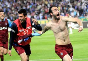 Gökhan coşuyor, coşturuyor