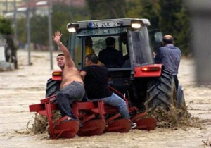 2 günde 30 kişi selde öldü