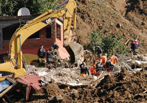 Borçka'da afetzedelere yardım