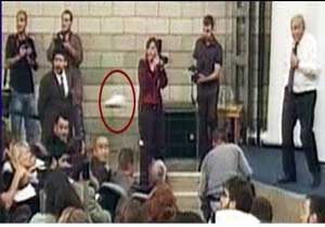 Ayakkabı fırlatmak moda oldu!