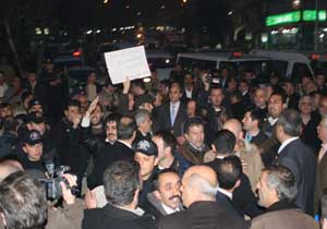 İşçilerle polis arasında arbede