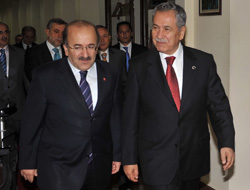 Arınç'tan Gümrükçüoğlu'na ziyaret