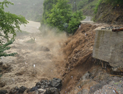 Sel etkisini sürdürüyor : 1 ölü