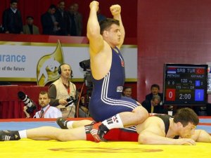 Bir altın madalya da güreşte