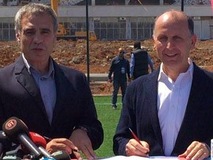 Ersun Yanal Akyazı'da imzaladı