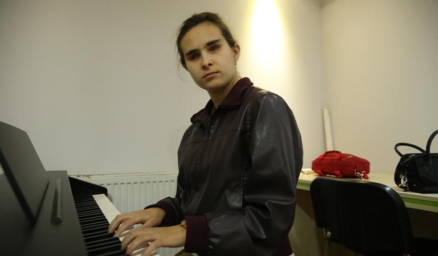 Görme engelli genç kızın hedefi konservatuvar eğitimi almak