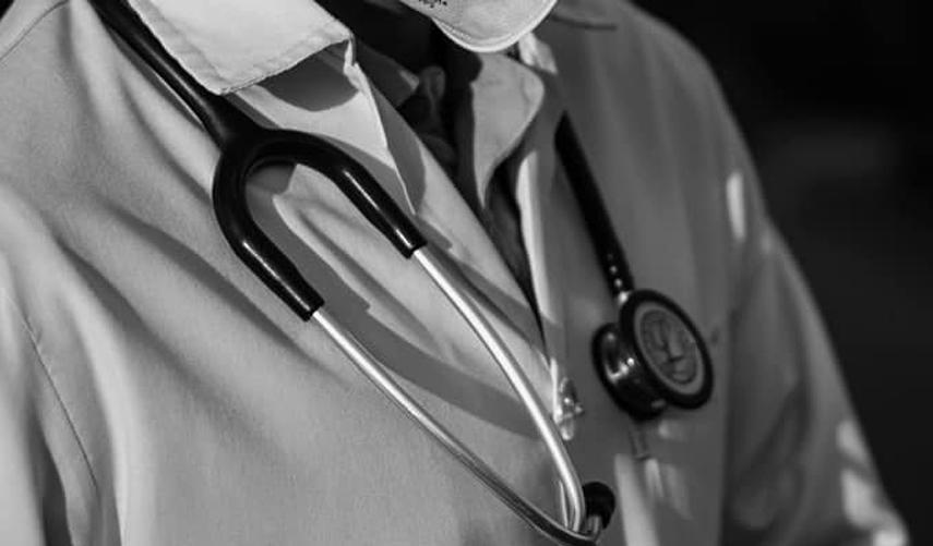 Sivrisineğin ısırdığı kadının yanağından çıkana doktorlar bile inanamadı