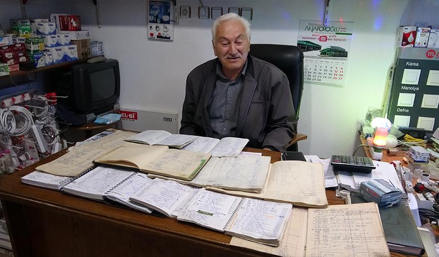 Yarım asırlık müşteri defterlerine gözü gibi bakıyor