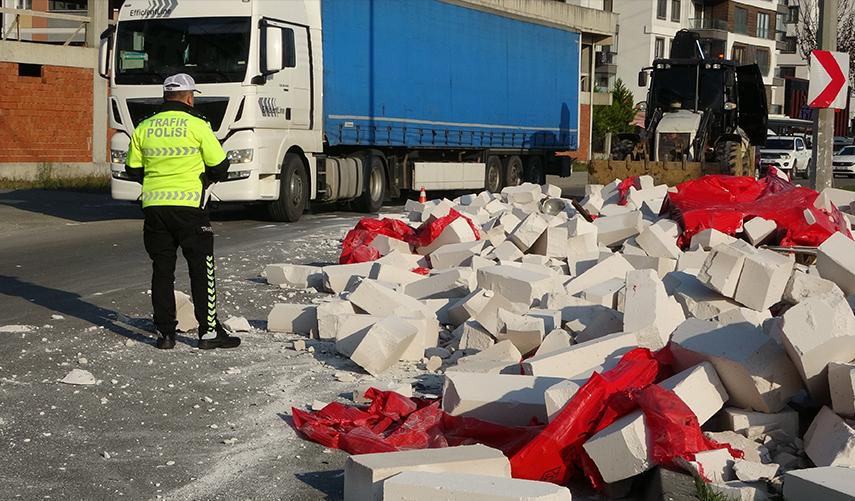 Ordu'da tırdan yola dökülen gaz beton, trafiği aksattı