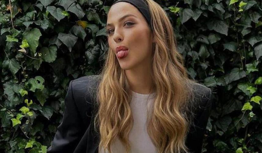 Yasemin Şefkatli tarzıyla dikkatleri üzerine çekti