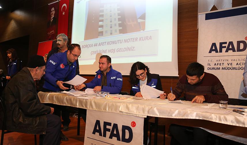 Artvin'de 44 afetzede aileye yeni konutlarının anahtarları verildi