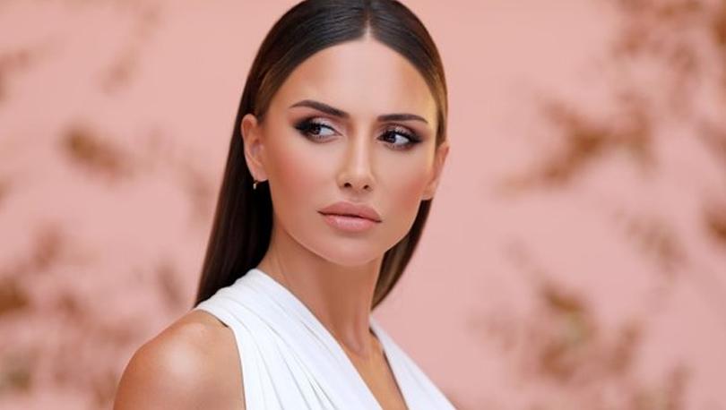 Umreye giden Sırp şarkıcı Emina Jahovic, başörtüsü takarak poz verdi