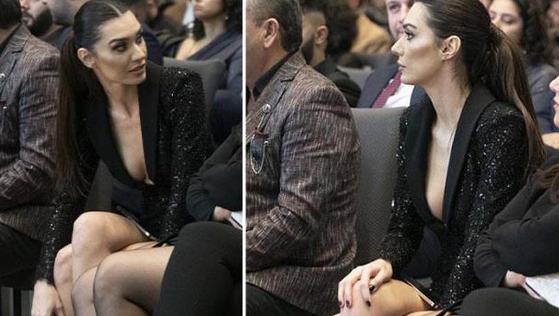 Burcu Kıratlı, tercih ettiği kıyafetle ödül törenine damga vurdu