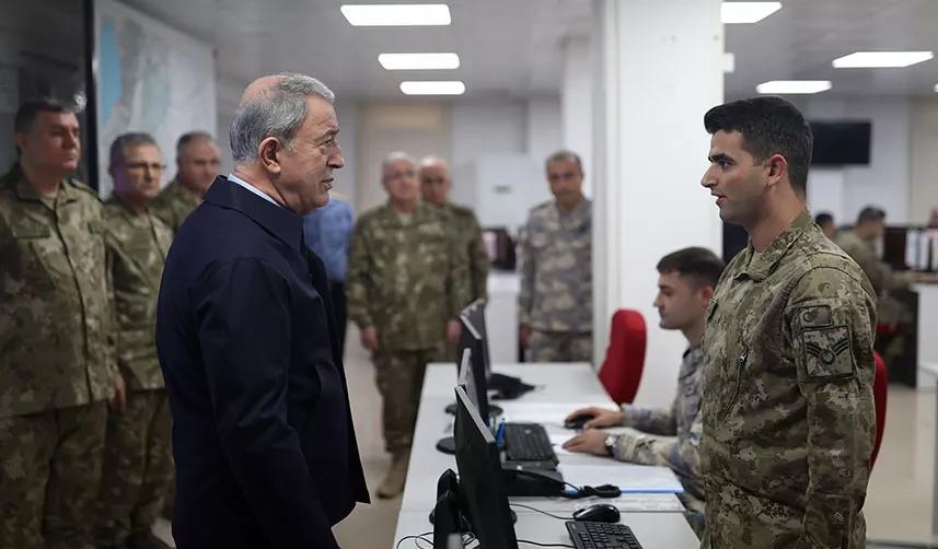 Bakan Akar ve komuta kademesi Suriye sınırında!