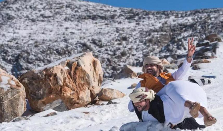 Suudi Arabistan'a kar yağdı!