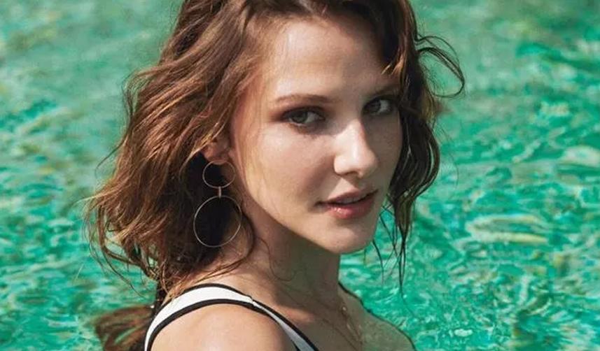 Alina Boz iddialı tarzıyla yılbaşı partisine damga vurdu!