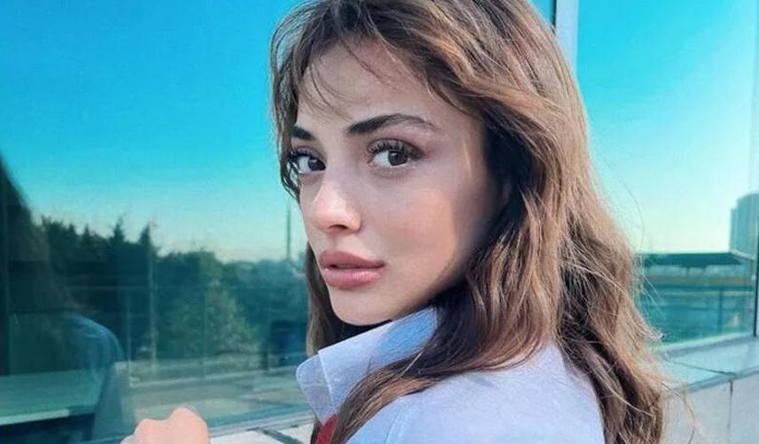 Rabia Soytürk'ün dekolteli pozuna takipçileri kayıtsız kalamadı