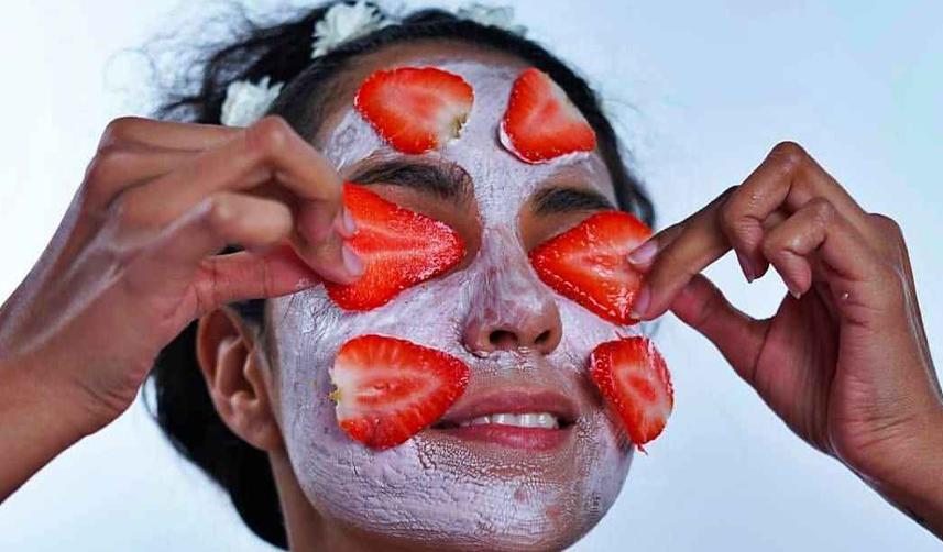 Sivilce lekelerini söküp atıyor! Çilek maskesinin faydaları saymakla bitmiyor!