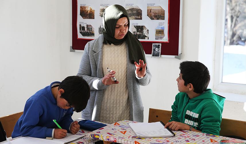 13 yıl atıl kalan köy okulunda ders zili iki öğrenci ile yeniden çaldı